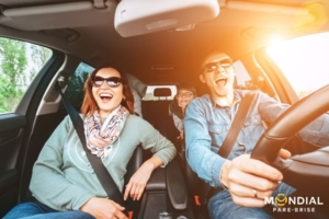 Famille contente dans une voiture