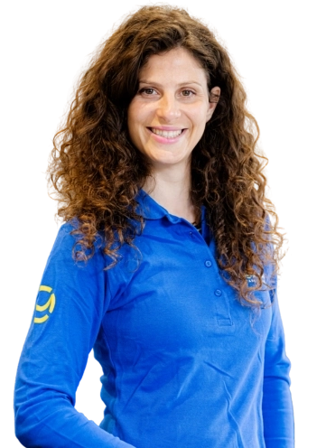 Portrait souriant d’une collaboratrice Mondial Pare-Brise en tenue professionnelle, incarnant l’expertise et la proximité de l’enseigne.