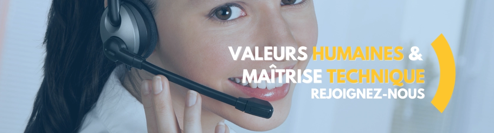 Assistante souriante montrant les valeurs humaines et la maitrise technique de mondial pare-brise