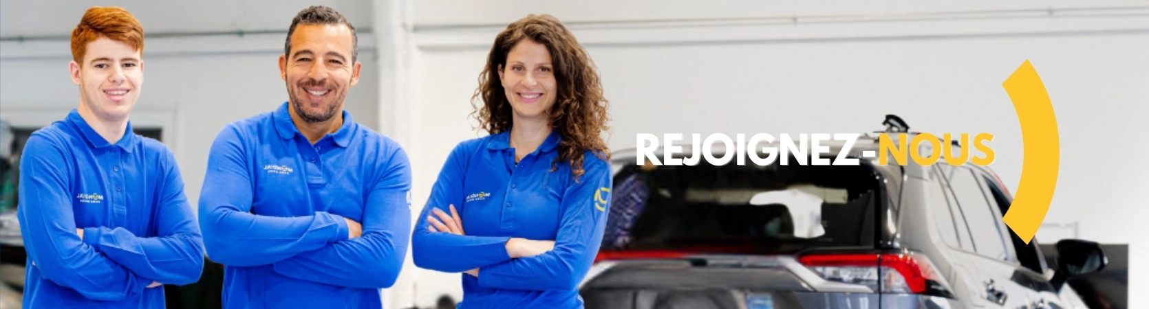 Trois collaborateurs Mondial Pare-Brise souriants dans un atelier, avec le message “Rejoignez-nous” en surimpression, illustrant l’esprit d’équipe et l’envie de recruter de nouveaux talents.