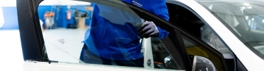 Remplacement précis d’une vitre latérale par un technicien Mondial Pare-Brise, garantissant une intervention rapide et sécurisée.