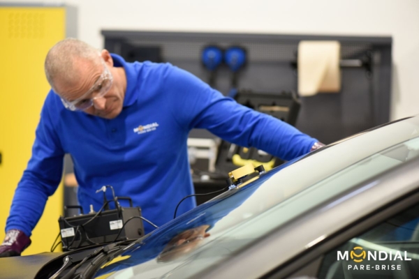 Un technicien répare le pare-brise