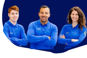 Trois collaborateurs Mondial Pare-Brise, illustrant l’esprit d’équipe et l’envie de recruter de nouveaux talents.