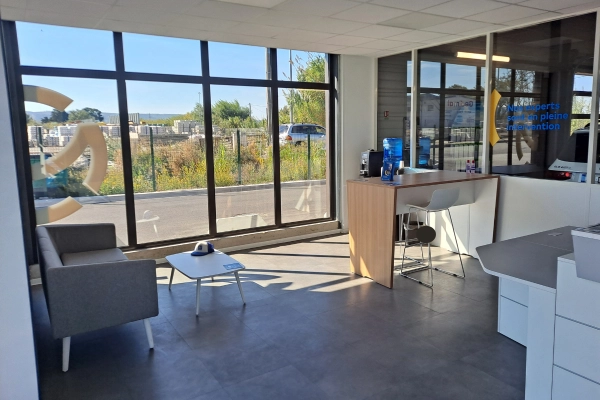 Espace d’accueil chaleureux et lumineux dans un centre Mondial Pare-Brise, équipé d’un coin détente et d’une zone d’attente conviviale.